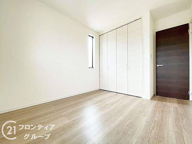 【子供部屋】寝室や子供部屋など用途多彩な明るい洋室！
