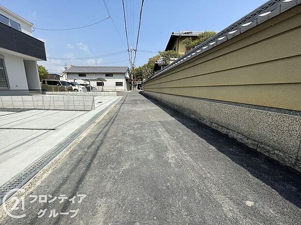 【前面道路含む外観】お家のご質問はお気軽にご相談下さい。