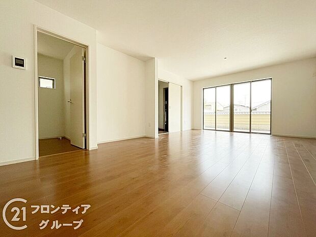 【リビング】リビングは、家族や友人との時間を楽しむのに最適な広さです。快適な居住空間を提供します。