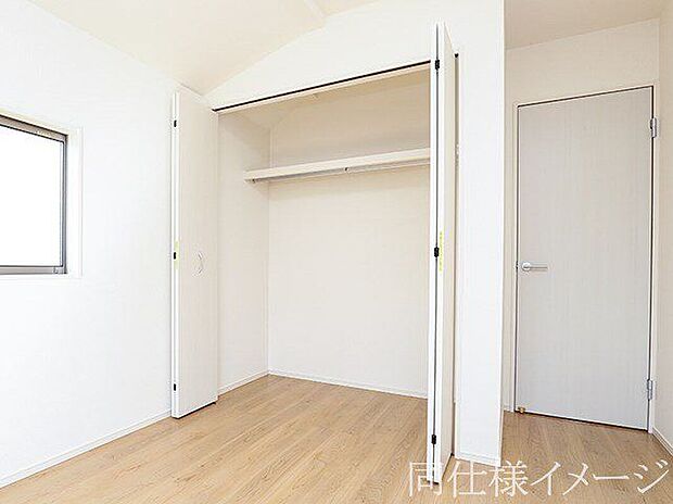 【同仕様画像　（その他内観）】＼同仕様写真／充実した収納スペースなので、お子様が大きくなって、荷物が増えてもたっぷり収納しておけますね