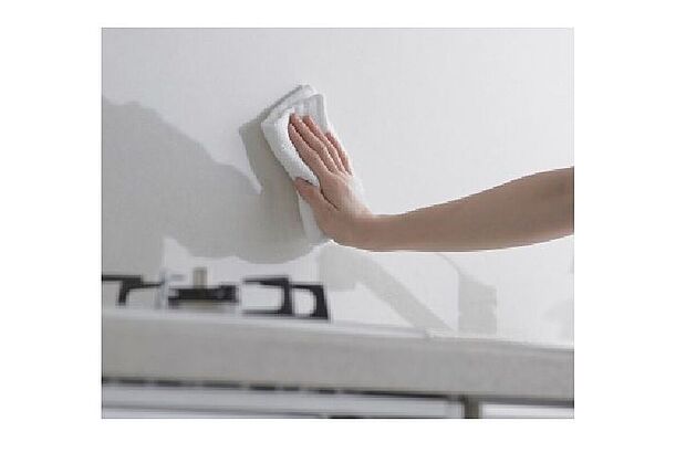 【その他設備】＼同仕様写真／カンタンなお手入れでキッチンの壁を清潔に保持可能です。汚れもにおいも染み込まない鏡面仕上げで頑固な汚れもサッとひと拭きです。