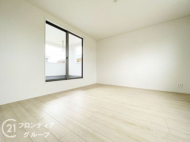 【寝室】こちらのお部屋はバルコニーに面しており、日当たり、通風ともに良好です！