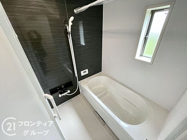 【バス】１坪以上の広々とした浴室には隠れた嬉しい設備がたっぷりついております。お掃除が楽にできたり、節水効果があったりと、バスタイムを快適にお過ごし頂けます！