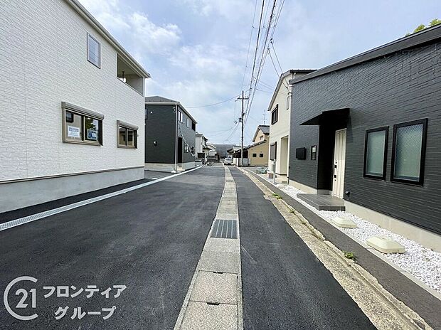 【前面道路含む外観】現地写真更新！現地ご案内とともに住宅ローンのご相談も承ります！実際の道路幅や雰囲気は、ぜひ一緒に現地で確認いたしましょう