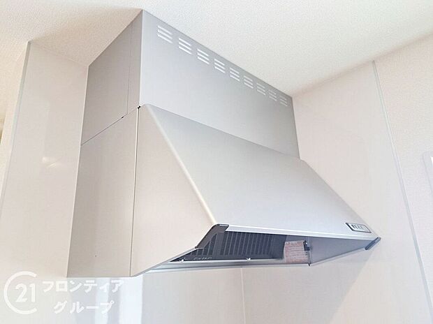 【その他設備】傷や汚れが付きにくい全面エンボス加工。シンク底部の裏面に制振材を装着し、水はねの音や食器が当たる音を大幅に軽減する制振仕様です。