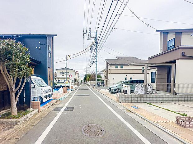 前面道路は約4.54mの広さ。車通りが少なく、静かな暮らしを守ってくれます。物件周辺には公園が点在し、子育て世帯のお客様にもオススメでございます。現地（2026年3月）撮影