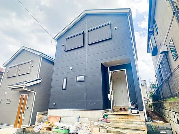 周辺には公園や児童遊園が点在し、子育て世帯のお客様にもオススメでございます。１号棟。
現地（2026年3月）撮影