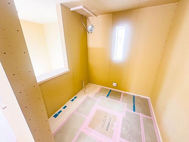 1号棟：目の前をオープンにすることで開放感があり、コミュニケーションが円滑になる対面式キッチン。家族の顔がよく見えるキッチンスペースです。※現地（2026年2月）撮影