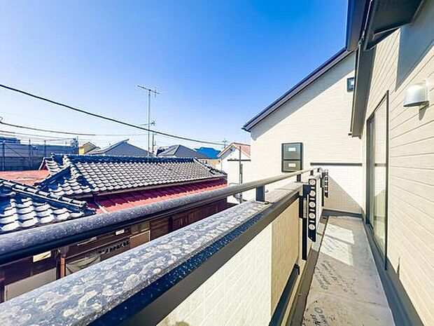 1号棟：日当たり・風通しともに良好な、2部屋から出入りのできるワイドなバルコニースペースです。※現地（2026年2月）撮影