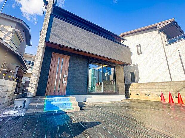 外観は落ち着いた配色のシンプルイズベストな飽きのこないデザインです。徒歩約5分圏内に、大型ショッピング施設やスーパー・飲食店があり、充実の周辺環境です。現地(2026年4月)撮影