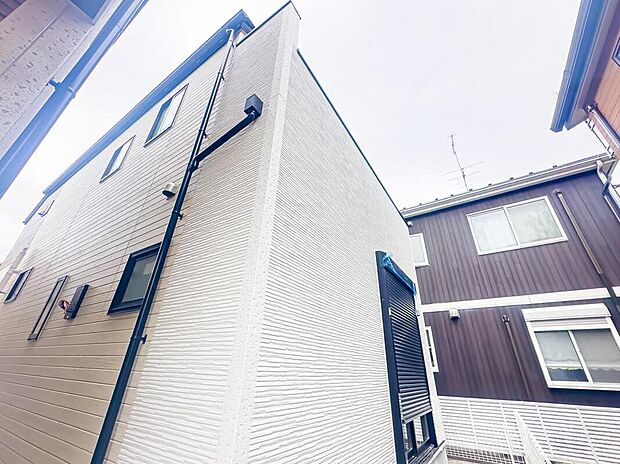 【現地外観写真】太陽光発電システム、温水式床暖房、ハイブリッド給湯器など、基本設備が充実しております。現地（2026年3月）撮影