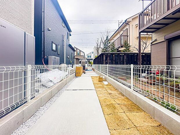 【現地外観写真】広いエントランススペースです。自転車やお子様の三輪車、ベビーカーなどを置くことができます。現地（2026年3月）撮影