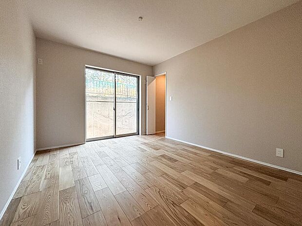 【リビング以外の居室】窓から光がたっぷりと差し込む明るい洋室。清々しい空間で、ゆったりと心安らぐ時間をお過ごしください。