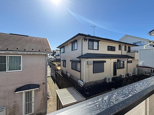 【住戸からの眺望写真】ここから見渡すと澄み渡る青い空に、心地よい風と暖かい日差しが駆け巡ります。