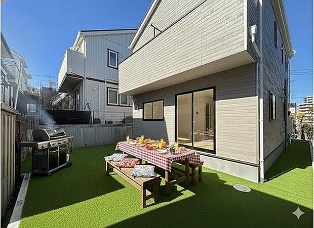 【庭】開放感あふれるプライベートガーデン。本格的なBBQセットを置いても余裕の広さがあり、週末は家族や友人を招いてホームパーティーを楽しめます。
※CG加工済