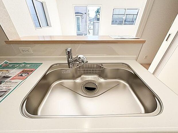 【浄水器一体型水栓】クリアな水が毎日使え、見た目にもスマートな浄水器一体型。お米を炊いたりする際には浄水機能をつかうこともできて、人気の商品です。