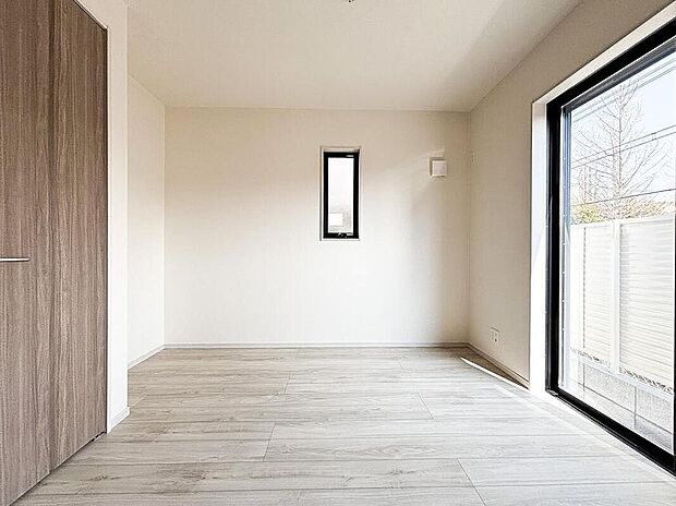 【リビング以外の居室】各居室にはクローゼットを完備し、家具の配置にも困らない設計がされています。採光と通風のバランスがほどよく絶妙です。