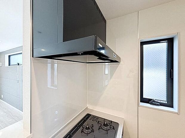 【レンジフード】昨今主流のスリムタイプのレンジフード。そのスタイリッシュな見た目から、インテリアとしても高い人気がある型です。また、スリム型の大きなメリットとして、掃除のしやすさがあります。