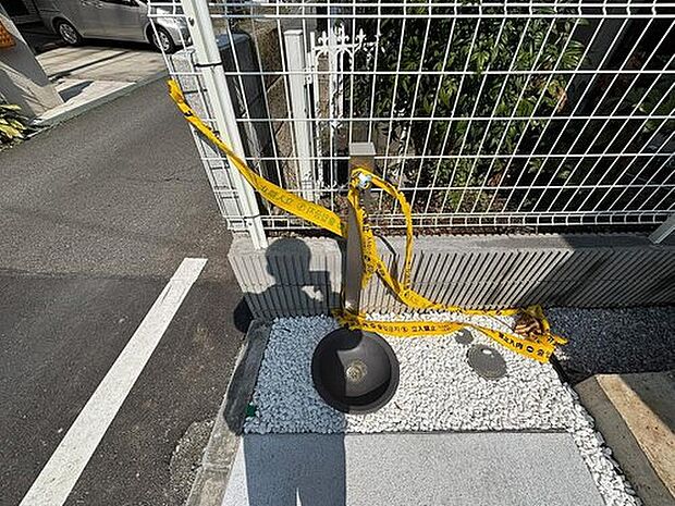 【立水栓】外には立水栓を設置してありますで、大切なお車の洗車にも汚れた靴を洗ったり、庭の植栽への水やりにも便利な設備です。