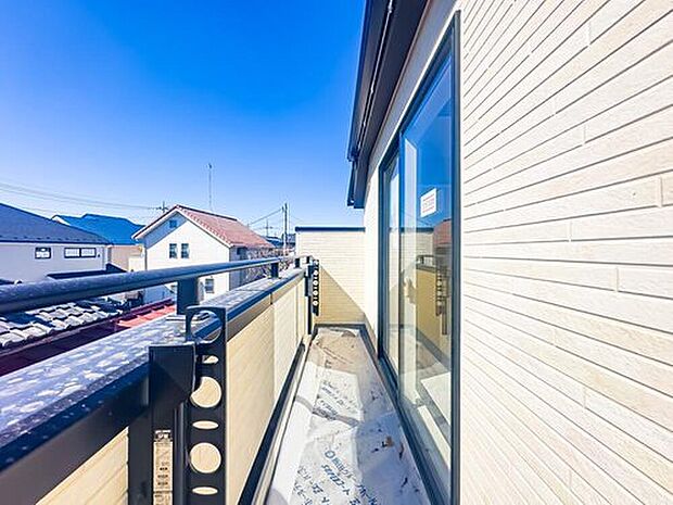 【バルコニー】2号棟：現地は閑静な住宅地です。穏やかな新生活をお送りいただけます。※現地（2026年2月）撮影