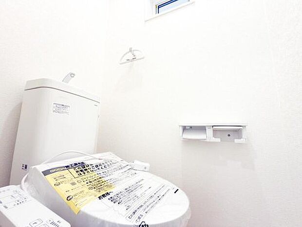【トイレ】白を基調とした清潔感あふれるトイレは、ウォシュレット機能付きでいつでも快適。上部の手洗い器も便利で、家族みんなが気持ちよく使えるプライベート空間です。