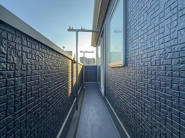 【バルコニー】陽光が降り注ぐ広々としたバルコニーは、洗濯物もカラッと乾き、家事効率もアップします。家族の衣類もたっぷり干せる実用的な空間です。