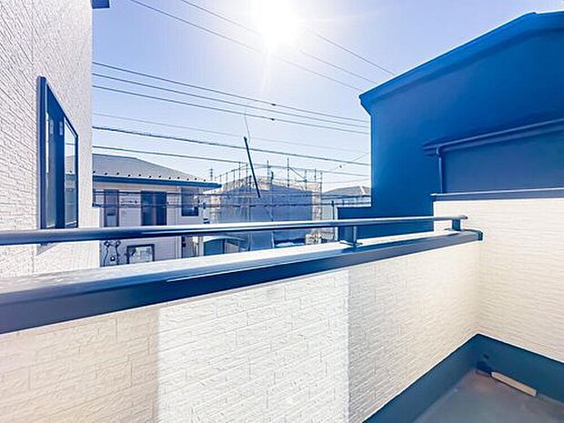 【2号棟：バルコニー】日当たり、風通しともに良好なバルコニースペースです。2号棟は2面バルコニーを採用しております。※現地（2026年3月）撮影