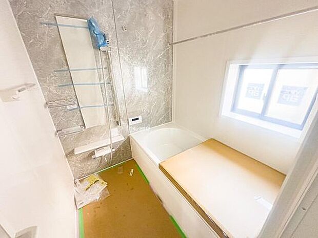 【1号棟：浴室】バスルームは、1日の疲れを取り、心身を癒すことができる場所。住まいの中のリラクゼーション空間です。浴室乾燥機も完備されております。※現地（2026年3月）撮影