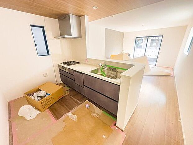 【2号棟：キッチン】笑顔がよく似合う、そんな明るい雰囲気のキッチンスペース。毎日の料理が楽しくなりそうな期待感に満ちています。※現地（2026年3月）撮影