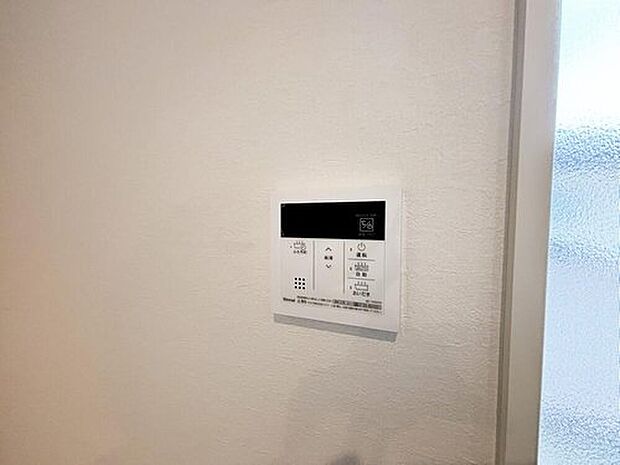 【オートバス】お風呂場と台所に操作リモコンがあり、キッチン近くにある給湯リモコンは、お料理の最中でもリビングで寛いでいるなかでもボタン一つで簡単に沸かせて便利ですね。