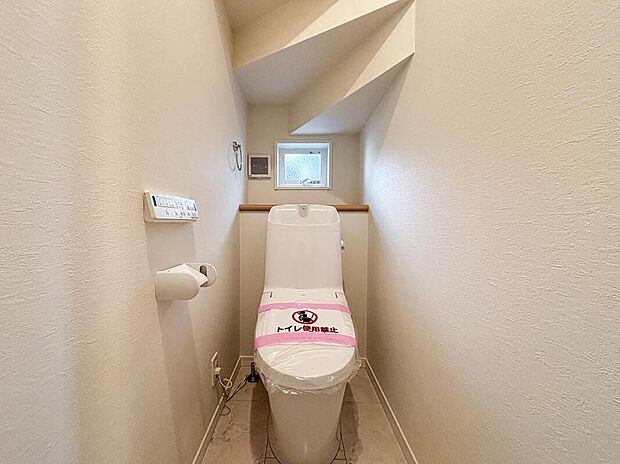 【温水洗浄便座】窓からの自然光が差し込む、清潔感あふれるトイレ空間。換気もしやすく、奥には芳香剤などが置ける便利な棚を設置。1・2階ともに温水洗浄便座を標準装備しています。