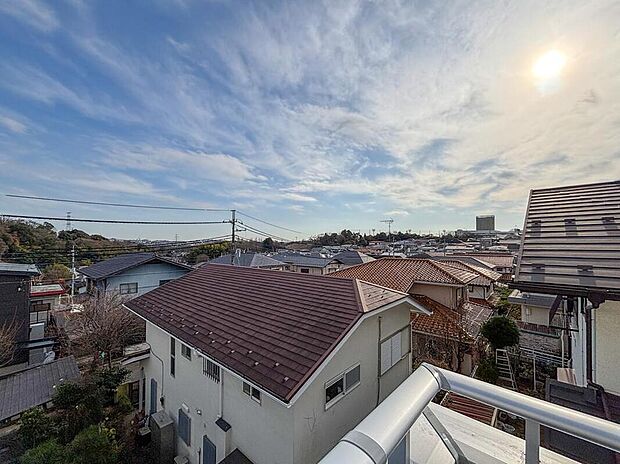 【住戸からの眺望写真】ここから見渡すと澄み渡る青い空に、心地よい風と暖かい日差しが駆け巡ります。