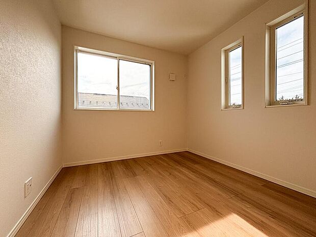 【リビング以外の居室】どんな家具も映える、明るく清潔感あふれる洋室。寝室やお子様部屋、書斎など多目的に活用できます。