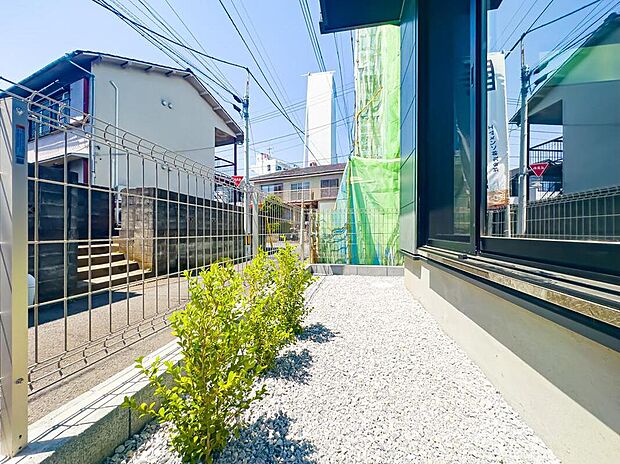 【庭】【2号棟】
コンパクトですがお庭スペースをご用意しております。ガーデニングや家庭菜園などが楽しめそうです。
※現地(2026年5月)撮影