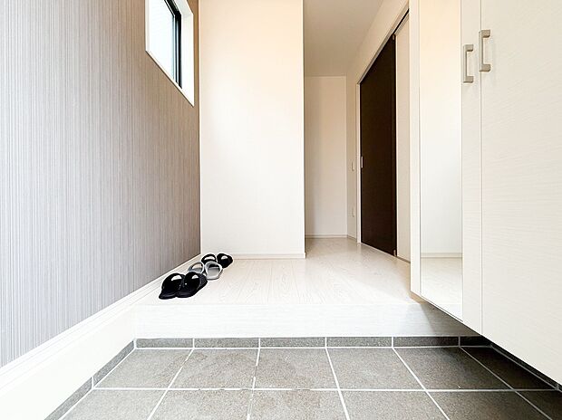 玄関スペースは広さがあり、来客時にもゆとりを感じられる空間が広がります。シンプルで上品なデザインが魅力で、住む人と訪れる人に気持ちよく迎えられる第一印象を与えてくれます。