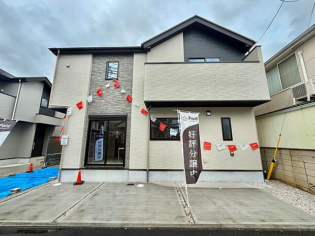 広々とした間取りが特徴の住まい。リビングから居室までゆとりが感じられる空間で、家族それぞれがのびのびと暮らせます。開放的な空間設計が、毎日を穏やかで快適なものにし、心地よいひとときを提供します。