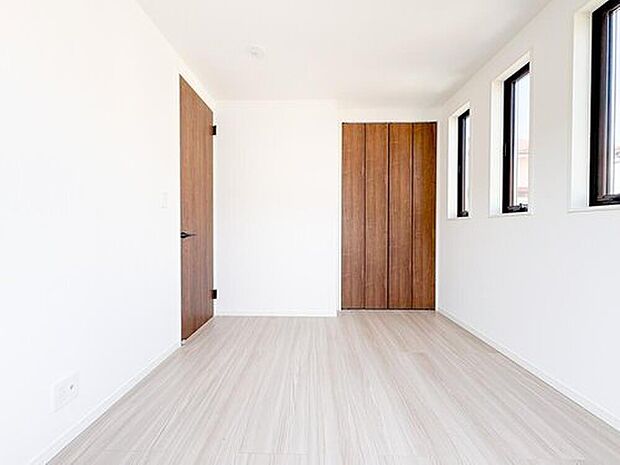 広々とした居室は、たっぷりと日差しが差し込み、ゆったりとしたくつろぎのひとときを楽しめる空間です。清潔感と快適さが保たれており、穏やかで心地よい毎日を支えてくれます。