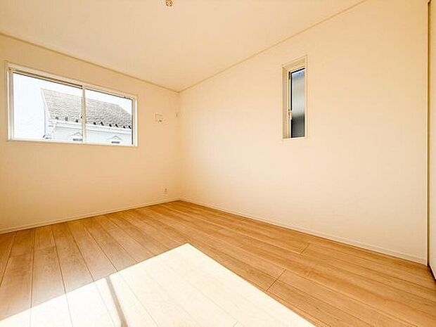 広々とした居室は、たっぷりと日差しが差し込み、ゆったりとしたくつろぎのひとときを楽しめる空間です。清潔感と快適さが保たれており、穏やかで心地よい毎日を支えてくれます。