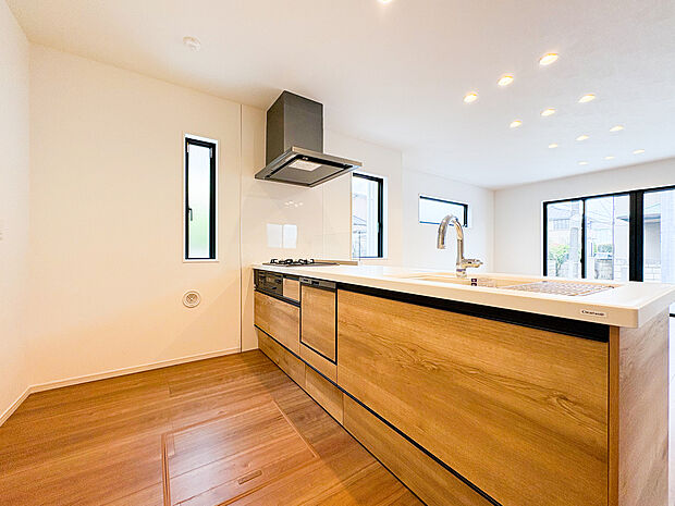 広々としたキッチンは、家族みんなで料理を楽しむのにぴったり。収納力が充実しており、調理器具や食材もすっきり片付けられます。さらに、お手入れがしやすい設計で、毎日の料理が快適に進みます。