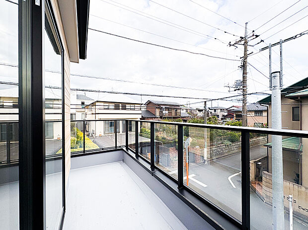 洗濯物がよく乾く明るいバルコニーは、風通しも良く、家事の効率が高まる環境です。広さがあるため、お洗濯物をたっぷり干せるのが嬉しいポイントで、日々の生活にゆとりが生まれます。