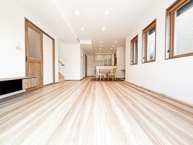 陽光あふれる広々リビングは、家族が集い笑顔が自然と生まれる温かい場所。心穏やかな時間がゆっくりと流れ、日々の暮らしがより豊かに彩られる、そんな快適な空間がここにあります。