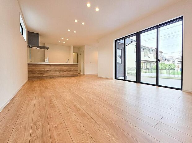 大きな開口部から自然光が差し込む明るいリビングで、室内全体にゆとりある広さが確保されています。キッチンとの一体感もあり開放的な空間で、家具配置もしやすく家族で快適に過ごせる住空間です。