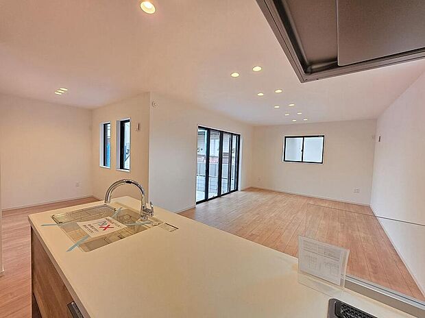 対面キッチンからリビング全体を見渡せる設計で、家族との会話を楽しみながら家事が行えます。開口部が多く明るさを取り込みやすい空間で、家具配置もしやすいゆとりある広さが確保されています。