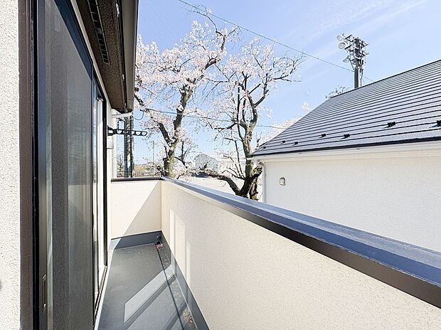 春には隣接する学校の桜がやさしく彩るロケーション。窓先や現地から花景色を感じられ、日常の中で季節の変化を楽しめる環境が広がります。