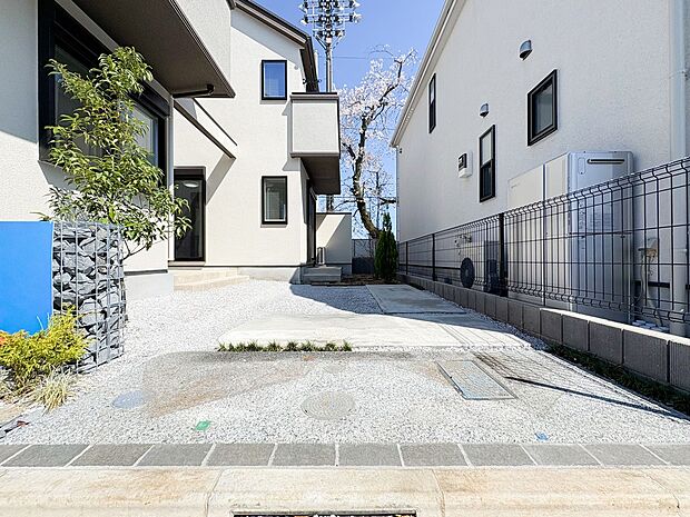 閑静な住宅街に佇む物件で、静かで心安らぐ暮らしが実現します。周囲は穏やかな環境が整っているため、リモートワークやゆっくりとくつろぎたい時も、心地よく過ごせる住まいです。