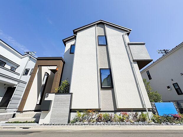 直線的でシャープな外観デザインが洗練された印象を与える建売住宅です。無駄のないスタイリッシュなデザインが、シンプルな美しさを引き立て、住む人のセンスが光る住まいとなっています。