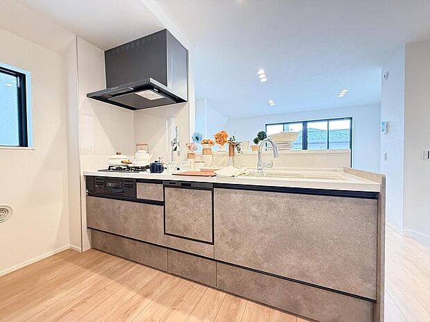 ゆとりの広さを誇るキッチンスペース。親子で並んでも余裕の広さ。一緒に並んでお菓子作りも楽しそうです。