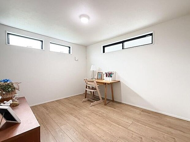 採光を小窓から取り入れることでプライバシーを考慮すると共に空間を演出しています。