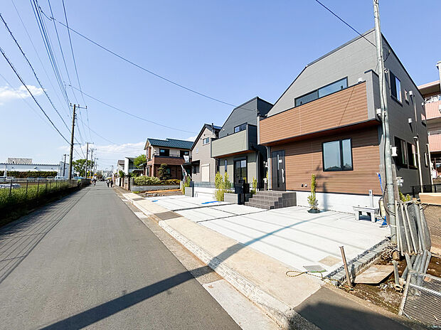 大型新築分譲地ならではの活気が感じられ、住む人同士の交流も自然に生まれるコミュニティが魅力です。新しい住環境で、家族みんなが安心して暮らせる温かい街並みが広がっています。