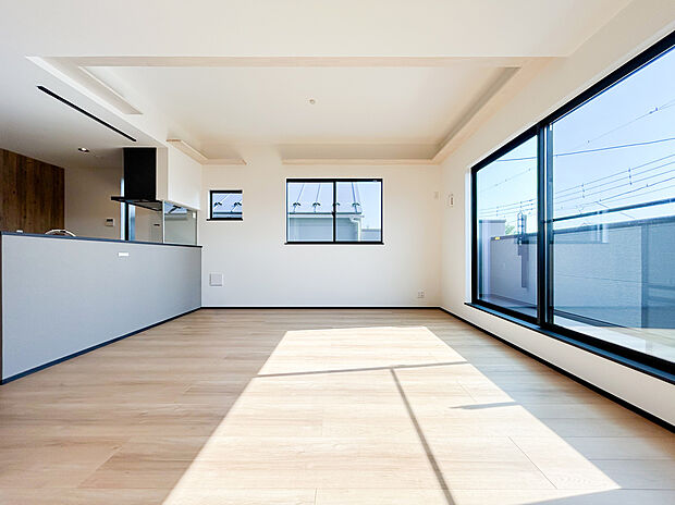 対面キッチンと一体になったLDKは、家族全員の様子をいつも見渡せる安心感ある間取りです。料理をしながら自然と会話が生まれ、家族の絆を深める理想の空間です。(3号棟)